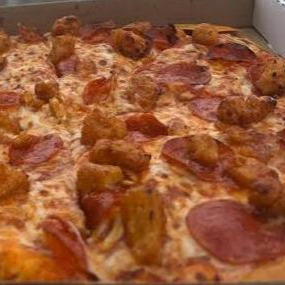 Pizza de pepperoni con boneles