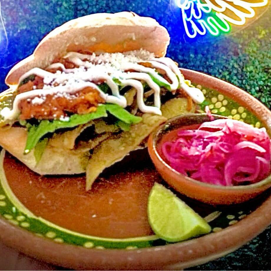 TORTA DE CHILAQUILES CON COCHINITA