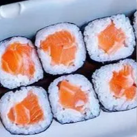 Clássico enroladinho fino com alga por fora, recheado com salmão fresco e cream cheese. Simples, saboroso e perfeito para quem gosta de sushi leve e delicado.