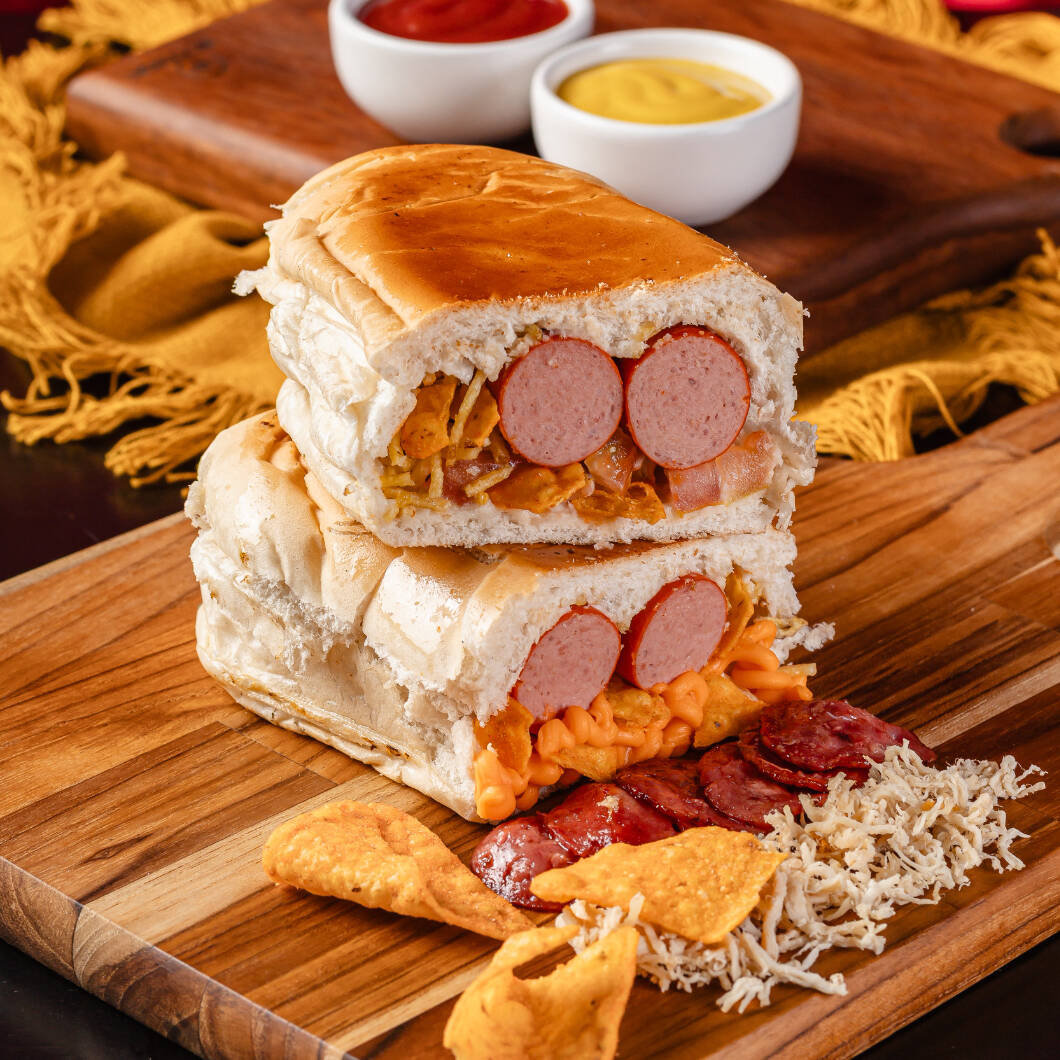 Pâo 20cm, 2 Vinas, Calabresa, Pimenta, Frango, Maionese Caseira, Tomate, Cebola, Milho e Doritos. Opção:Cheddar ou Catupiry. Prensado ou sem prensar.