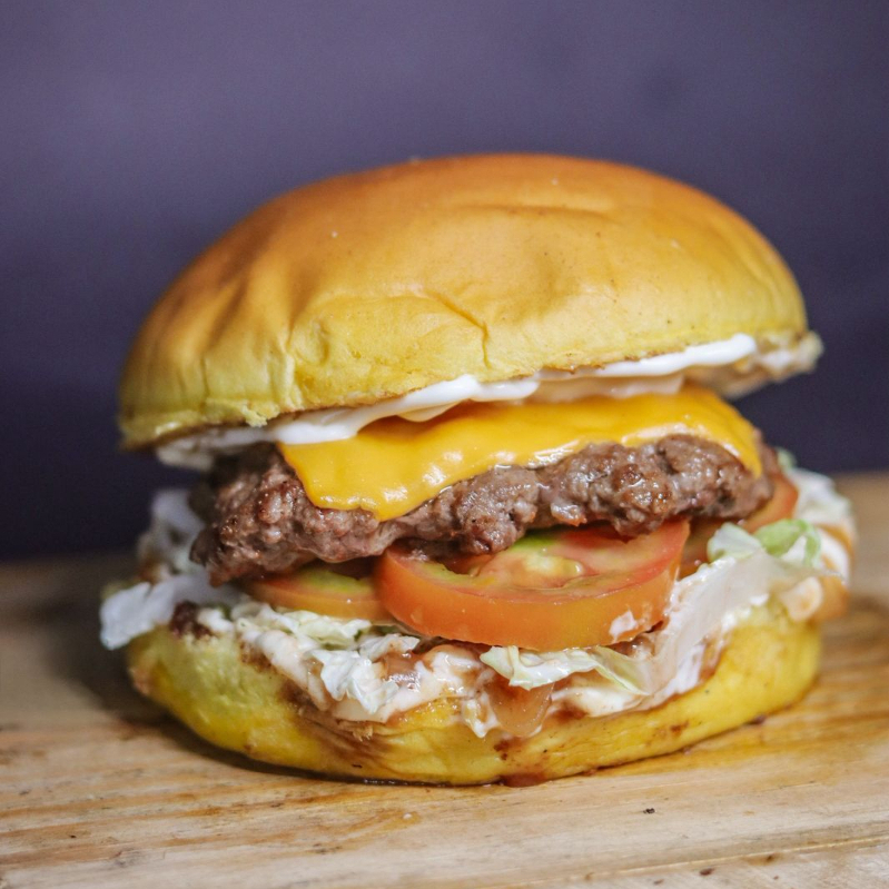 Delicioso Smash de Carne Artesanal de 80g, Pão Brioche, 2 Fatias de Queijo, Tomate, Cebola Caramelizada, Acelga e Maionese da Casa