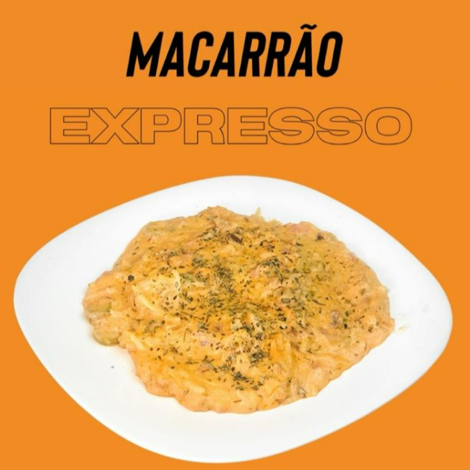 Macarrão Expresso. Um dos queridinhos da Bruttie! Feito na Hora, com nosso Tempero Especial da Casa, Molho Vermelho e Branco Combinados, Bacon Crocante, Presunto e Mussarela Derretida. Sabor que Conquista na Primeira Garfada!