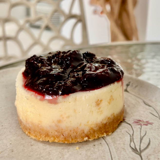 Deliciosa torta gelada à base de cream cheese com massa de biscoito, finalizada com nossa redução artesanal de frutas vermelhas.