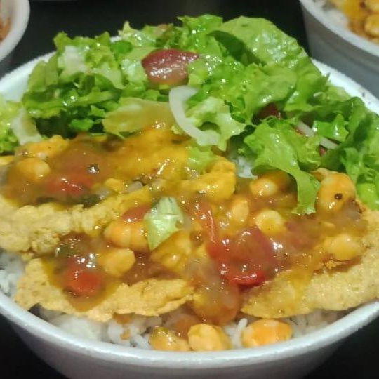 File De Peixe Empanado coberto com molho de camarao . Acompanhado De Arroz, Feijao, Fritas E Farofa