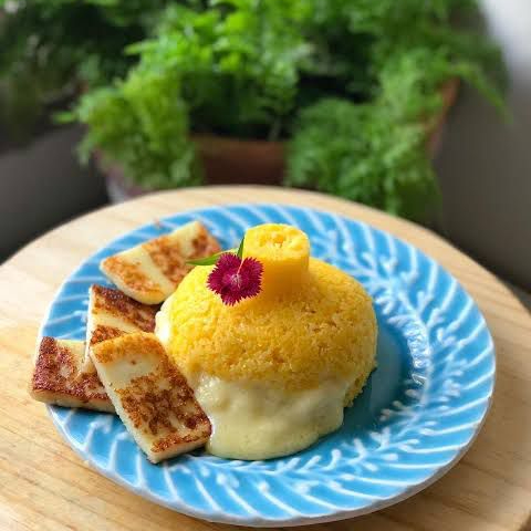 Recheado e bem fofinho, frango desfiado, queijo coalho, bacon e milho