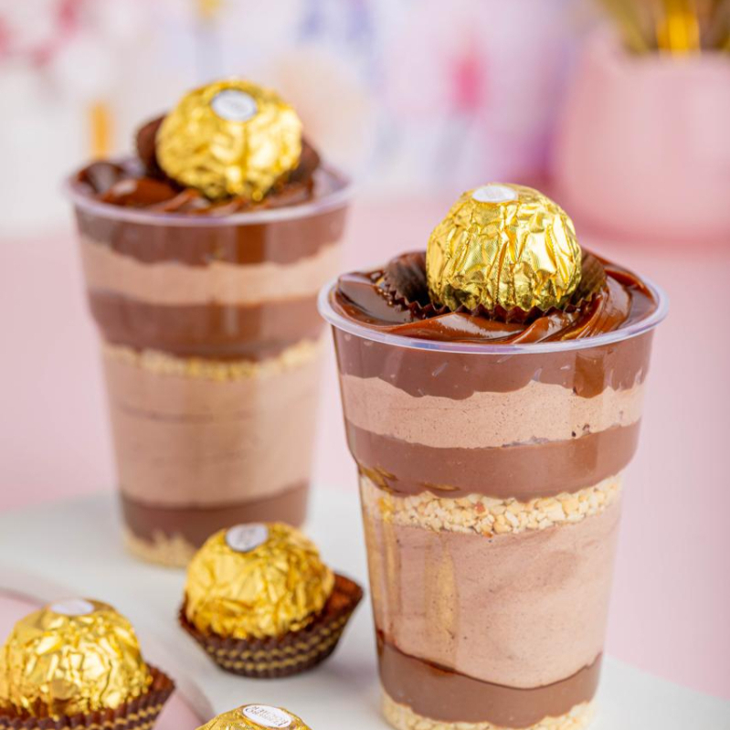 xerem de amendoim , com camadas intercaladas de mousse de chantilly e trufa de chocolate nobre , copo de 200 ml