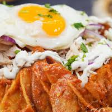 Chilaquiles Rojos con Huevo Estrellado