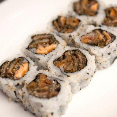 Enrolado com arroz por fora e gergelim, alga nori e pele de salmão grelhada. #sashimi #salmão #comida #japonesa #fatias #kani #maçaricado #sushi