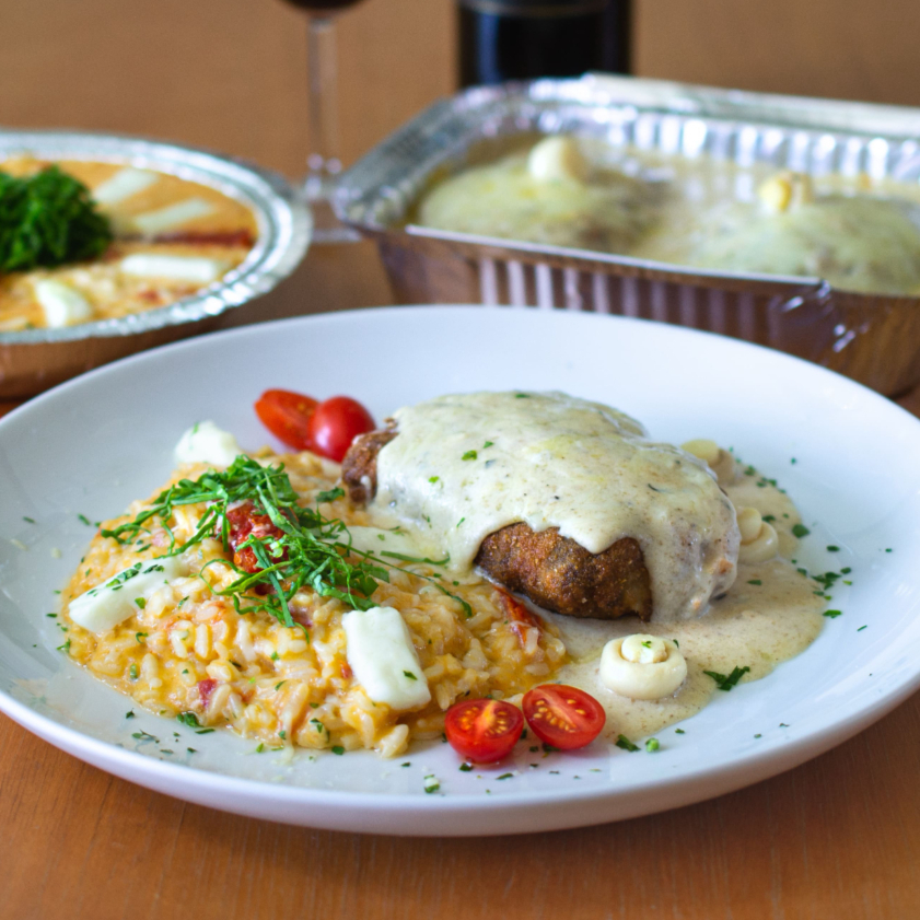 Filé mignon à milanesa, recheado com catupiry e queijo tipo prato ao molho madeira com champignon e um leve toque de molho branco. Guarnecido com risotto caruso