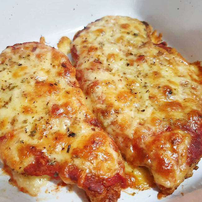 Bife de boi coberto com presunto e mussarela ( parmegiana ), assado no molho vermelho. acompanhamentos: arroz e purê de batata. Feijão e salada embalado separadamente.