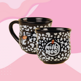 Caneca curve malhada com logo e Vaquinha Moo, na cor preta. Capacidade 380ml.