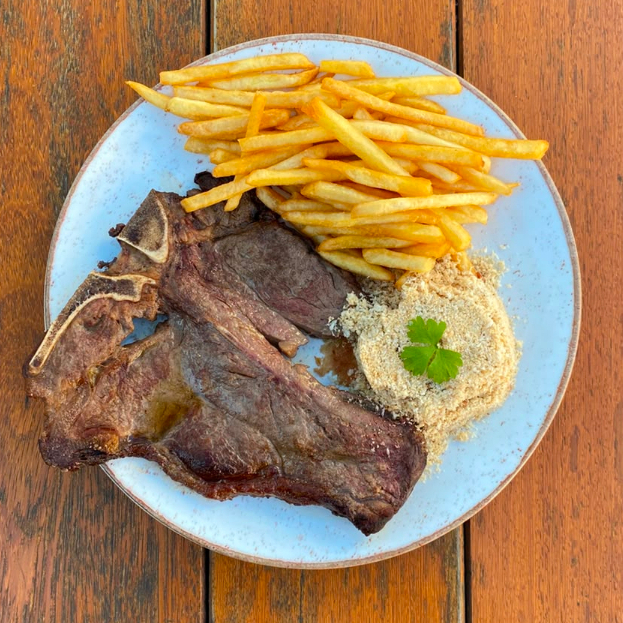 T-bone na manteiga, acompanhado de fritas e farofa crocante