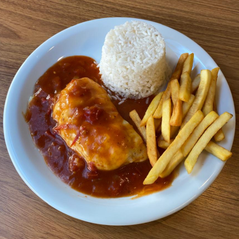 Acompanha arroz e fritas