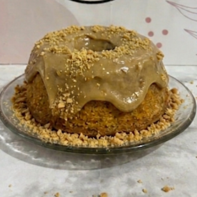 O equilíbrio perfeito entre a delicadeza e a crocância! Uma massa branca super fofinha e leve, combinada com uma avalanche de recheio cremoso de paçoca artesanal. Para finalizar com chave de ouro, uma generosa chuva de paçoca esfarelada por cima. Cada garfada é uma explosão de sabor afetivo (Serve até duas pessoas).