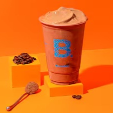 Leite desnatado, whey de chocolate da BOLD, café, banana. (26g proteína e 241 calorias) *500ml