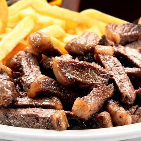 Aproximadamente 500 gr de contra filé com batata frita