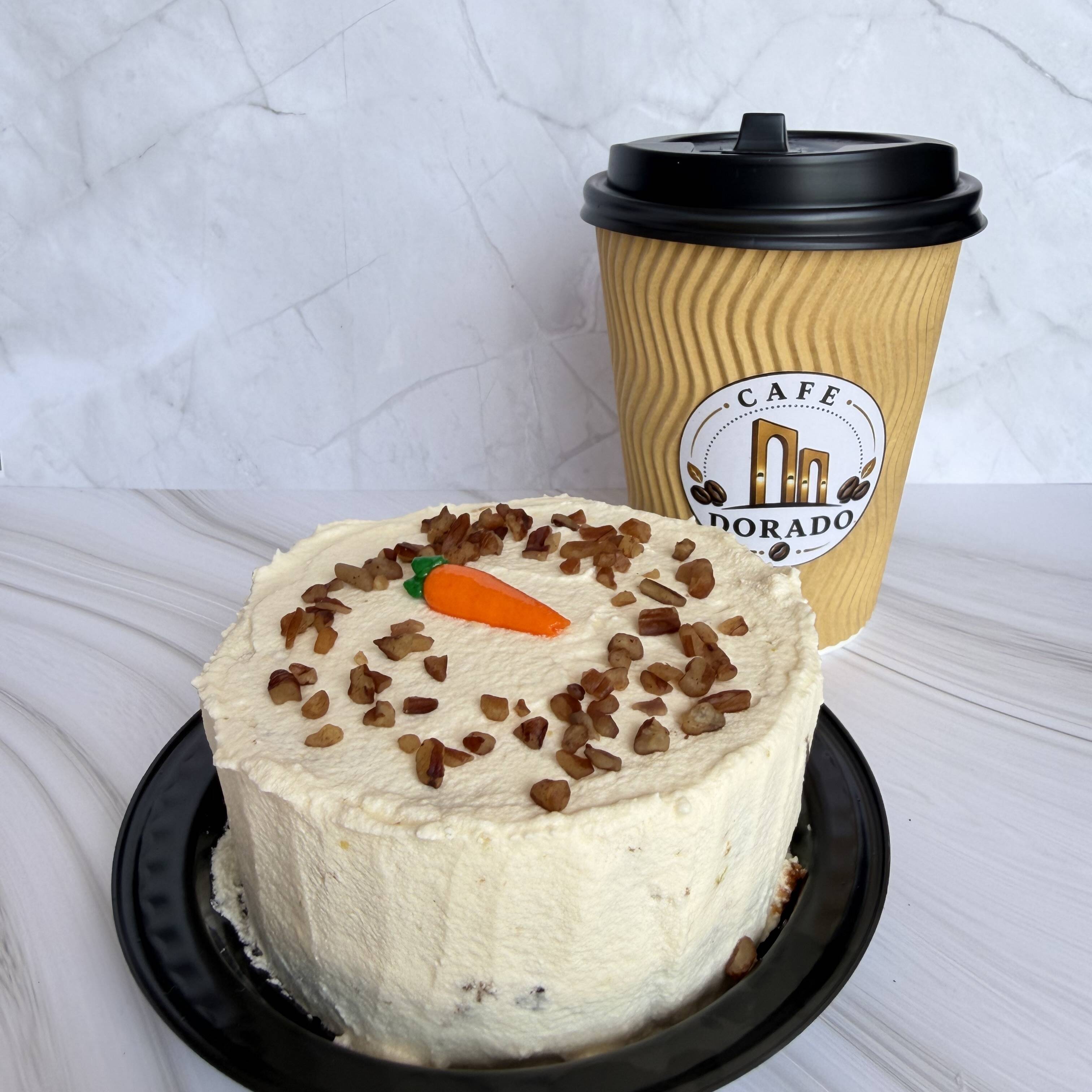 1 AMERICANO 12 Oz Y 1 PASTEL PERSONAL DE ZANAHORIA