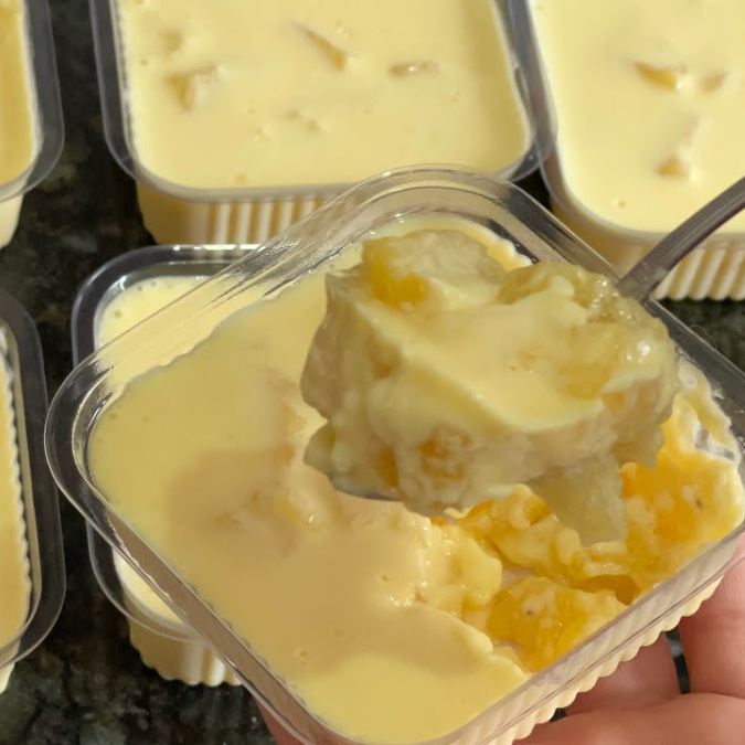 feita com doce caseiro de abacaxi ganache branca de ninho e finalizada com chantinho.