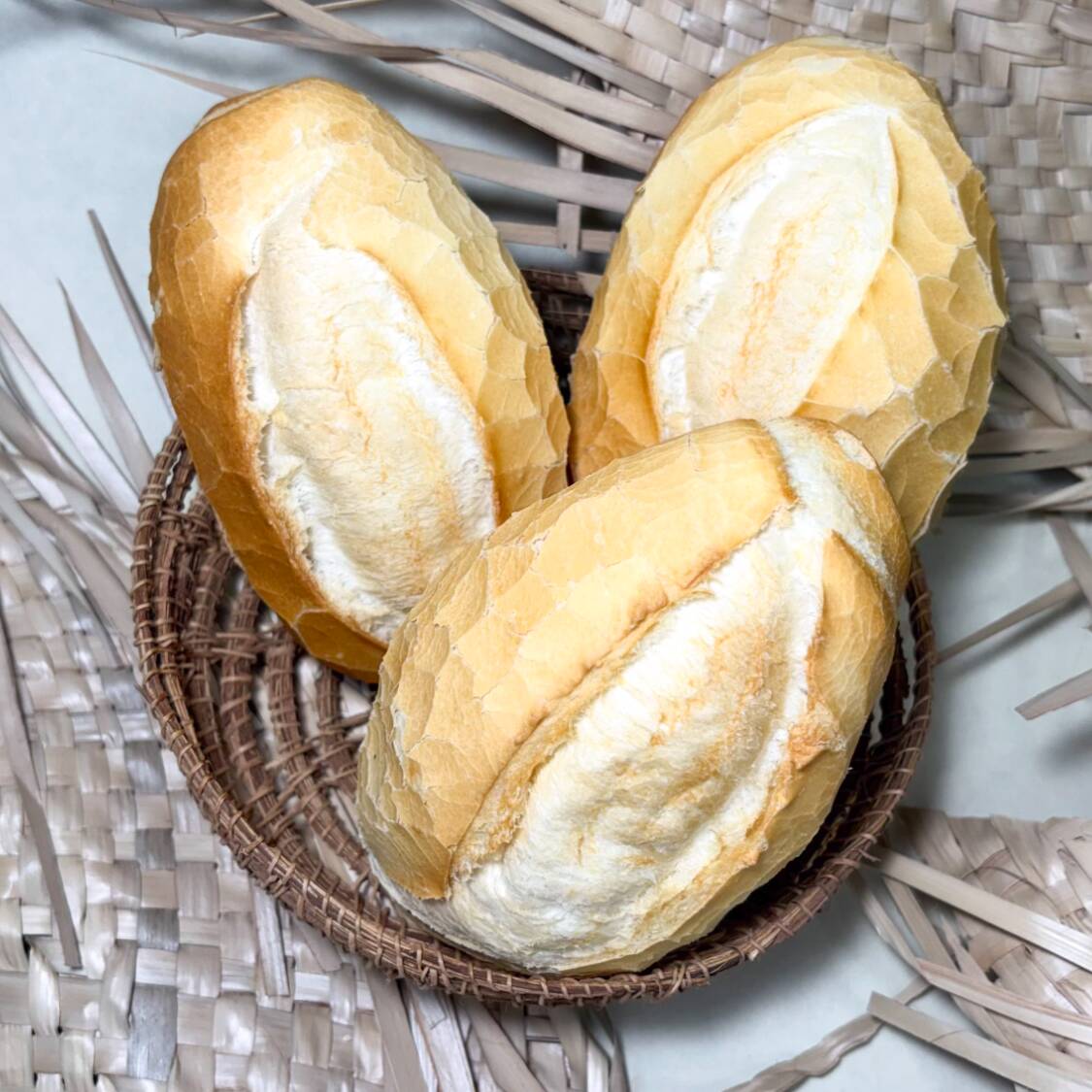 Crocante por fora, fofinho por dentro. O clássico que nunca sai de moda. Feito artesanalmente todos os dias, nosso pão francês.