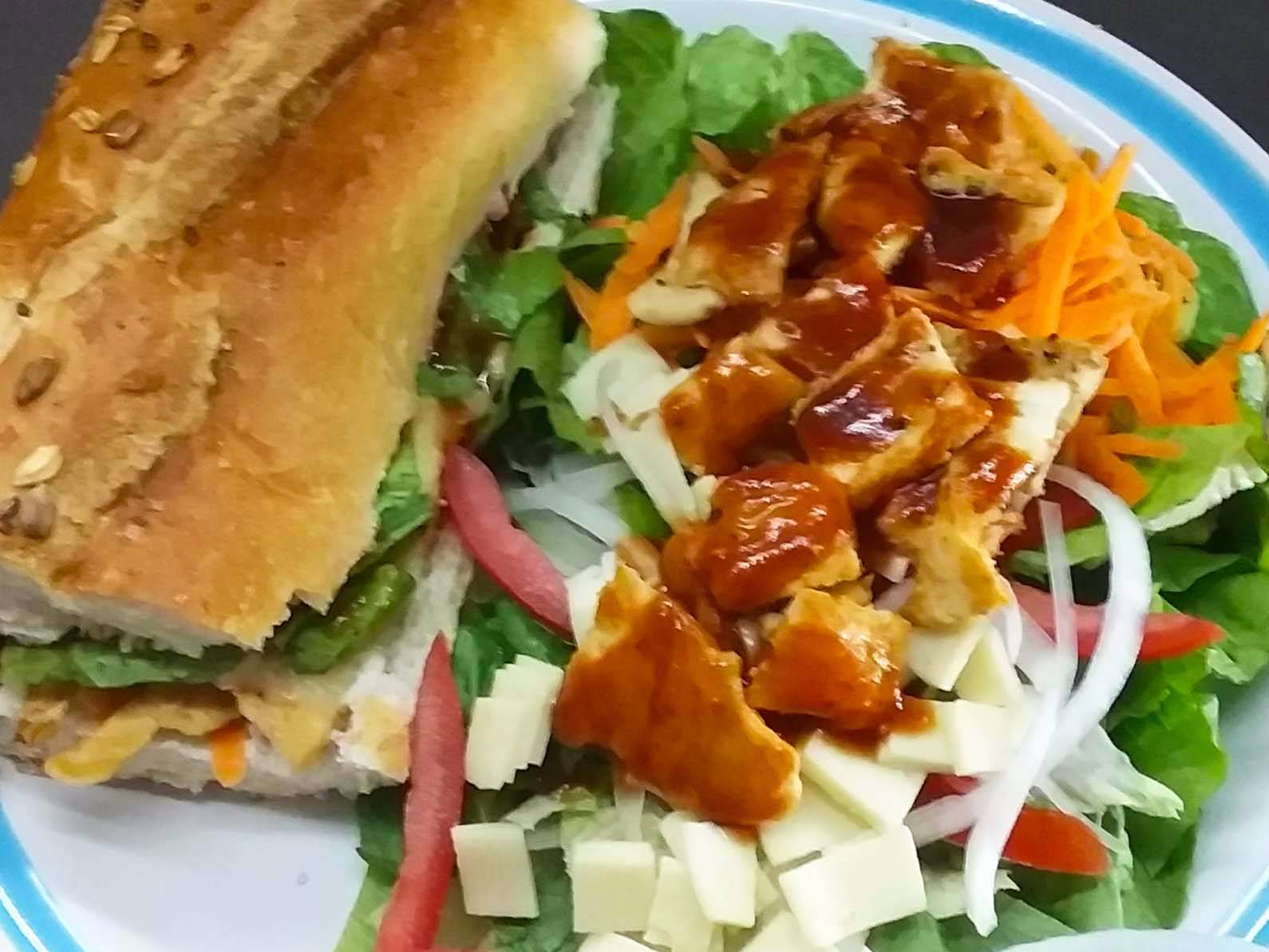 *Combo Chicken Red Hot Ó BBQ con Ensalada