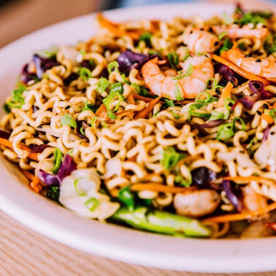 Delicioso yakisoba de carne, frango com molho especial
e legumes.