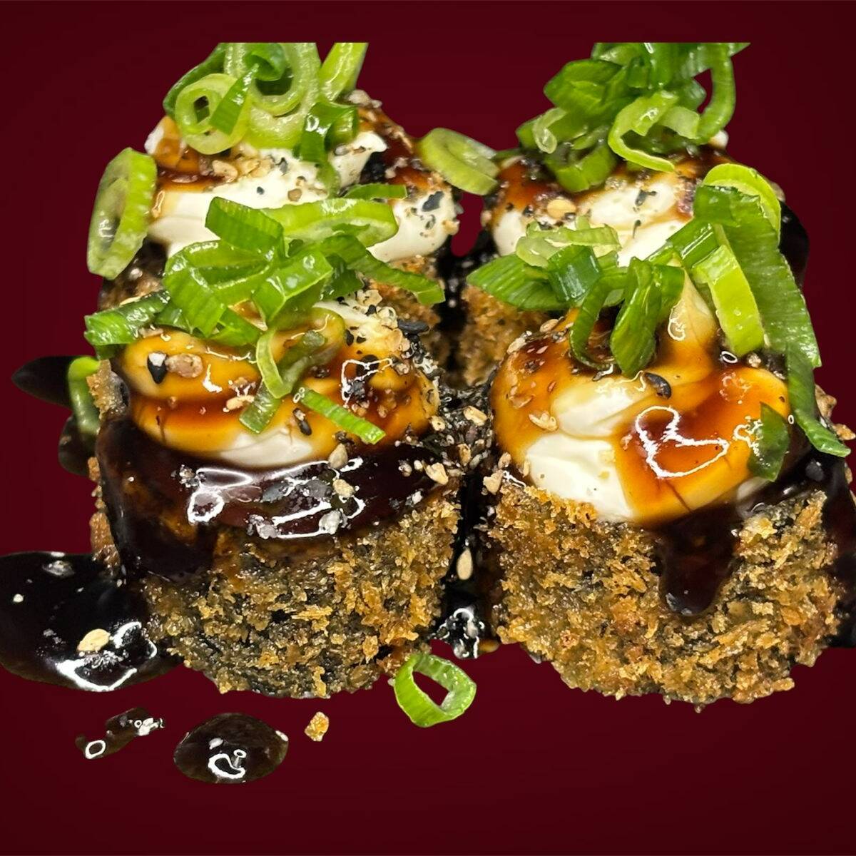 Sushi empanado e frito, recheado com salmão e cream cheese, por cima cebolinha