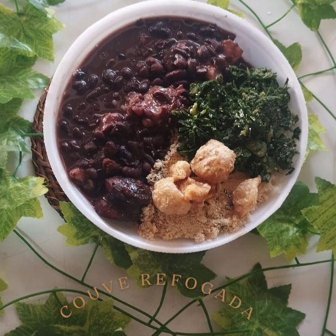 FEIJOADA COMPLETA COM ARROZ, FAROFA, COUVE E TORRESMO, SERVEE BEM UMA PESSOA