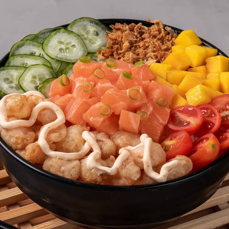 Base à sua escolha, salmão, pipoca de camarão, cebola crispy, manga, pepino, tomate cereja, cebolinha, teriyaki e molho mayo.
Escolha a base do seu poke: Arroz japonês (shari) ou Salada!
