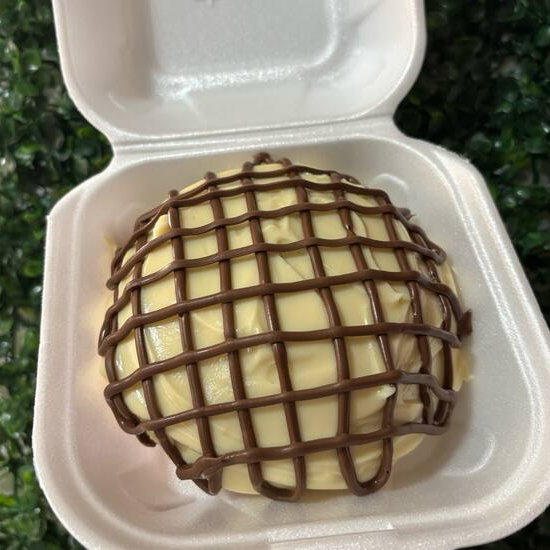 A união perfeita entre o aveludado e o cremoso! Desfrute do nosso bolo fofinho coberto com uma generosa erupção do Creme de Leite Ninho, finalizado com a inconfundível e pura Nutella escorrendo. É a combinação de sabores que se tornou a favorita do Brasil em uma porção individual.