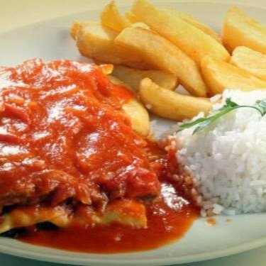 Um File Mignon com queijo e molho delicioso preparado na casa. Acompanha arroz e batata frita.