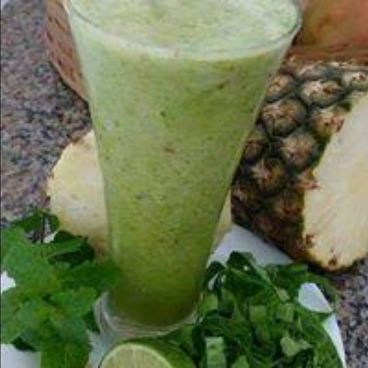 Abacaxi, couve, hortelã e gengibre (Com laranja, água ou leite)