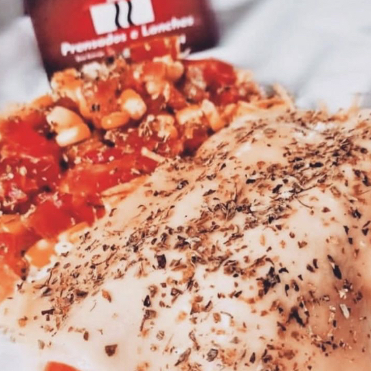 Pão, maionese, vina, tomate, milho, batata palha, orégano, queijo, presunto, cheddar ou catupiry.