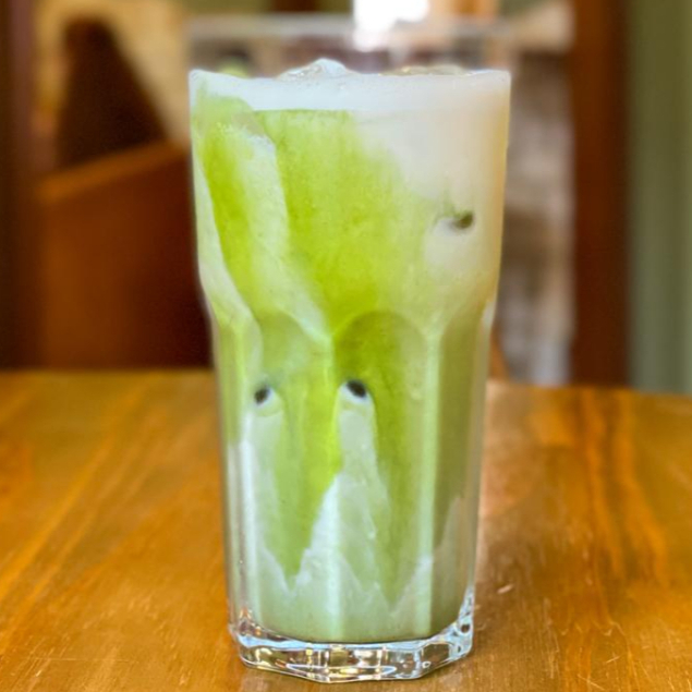 Matcha gelado com Bebida Vegetal de Aveia Nude®, xarope de baunilha e cubos de gelo. 300ml