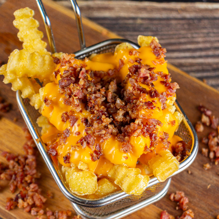 Batata crinkle com delicioso creme de cheddar e farofa de bacon artesanal agora em porção individual.