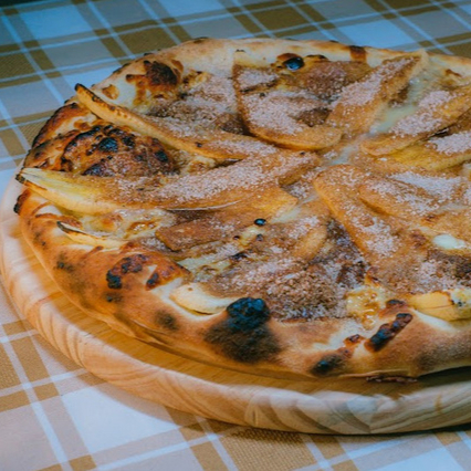 Massa fresquinha, muçarela, banana fatiada, açúcar, canela e a cremosidade do leite condensado. Um clássico que todo mundo ama!