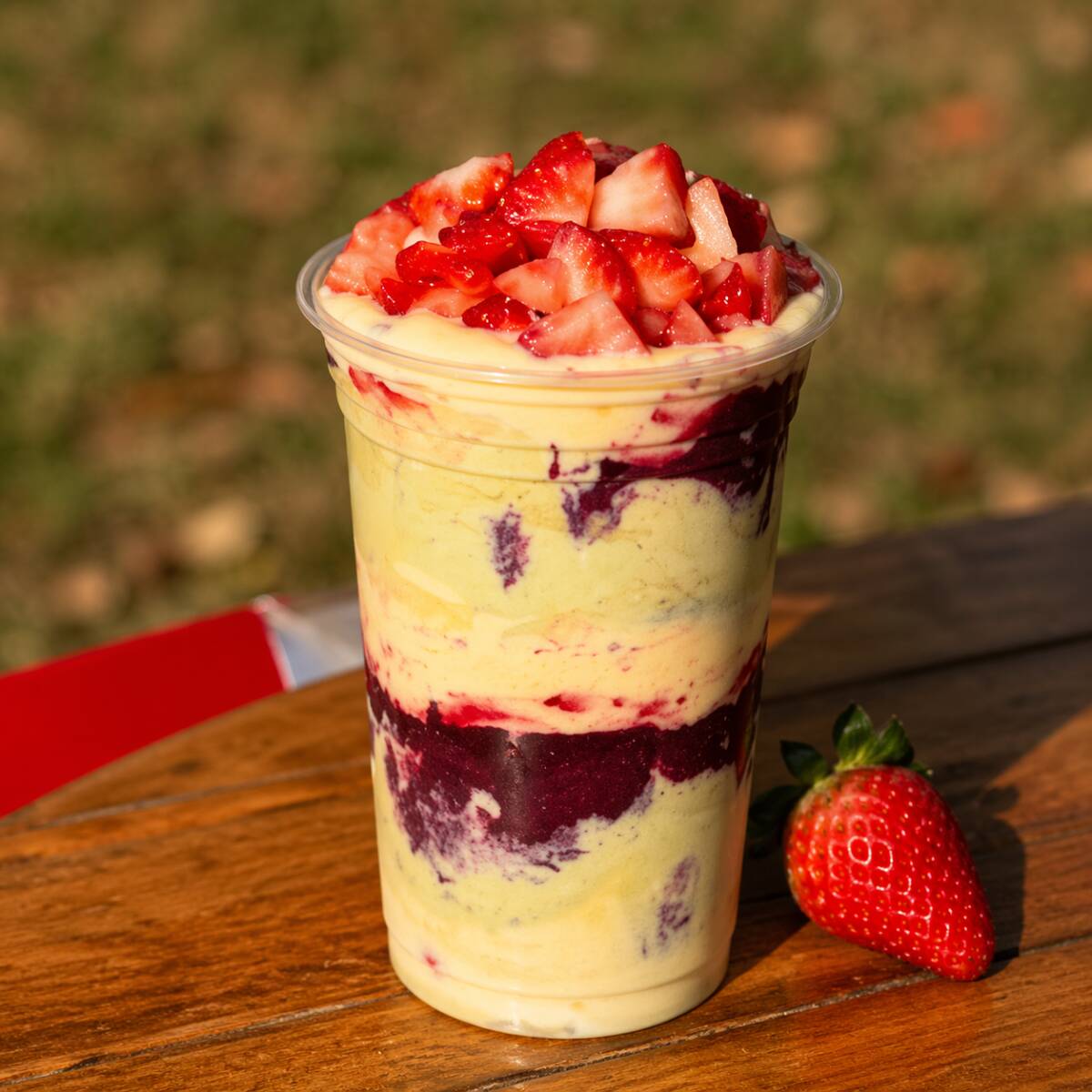 Delicioso Açaí Refrescante e muito Cremoso. Acompanha Morangos orgânicos, Creme Leitinho, Leite em pó Ninho e Leite Condensado.
Açaí; Açaiteria; Açaiteria 24 horas; Morango; Frutas; Leite Ninho; Leite condensado; Nutella; Doce; chocolate; banana; uva; Doce; Formiga; Nutella; Creme de Ninho;