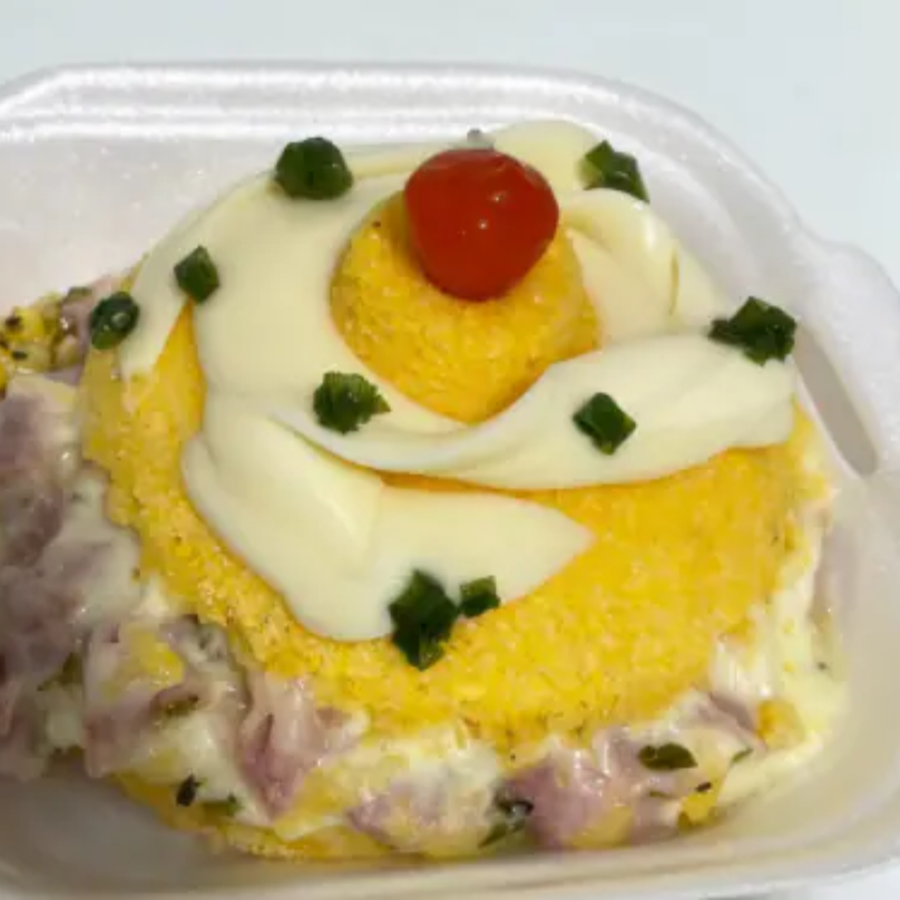 Cuscuz recheado com Presunto, queijo Mussarela, Requeijão cremoso e orégano