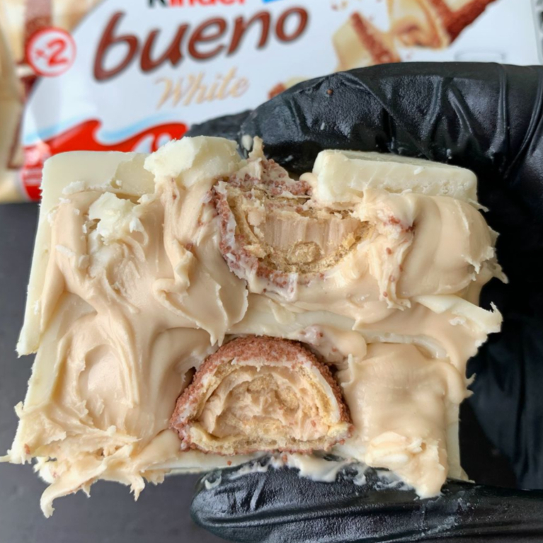 Chcocolate branco recheado com creme bueno e Kinder White