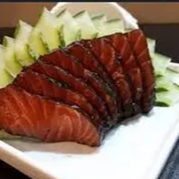 Quatro fatias nobres de salmão fresco marinadas no molho ponzu, que traz um sabor cítrico, leve e refrescante, realçando a textura delicada e o frescor do peixe.