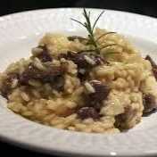 Um irresistível risoto de filé mignon preparado na manteiga, com queijo parmesão e finalizado com um delicioso molho rôti, trazendo uma combinação rica e sofisticada de sabores.