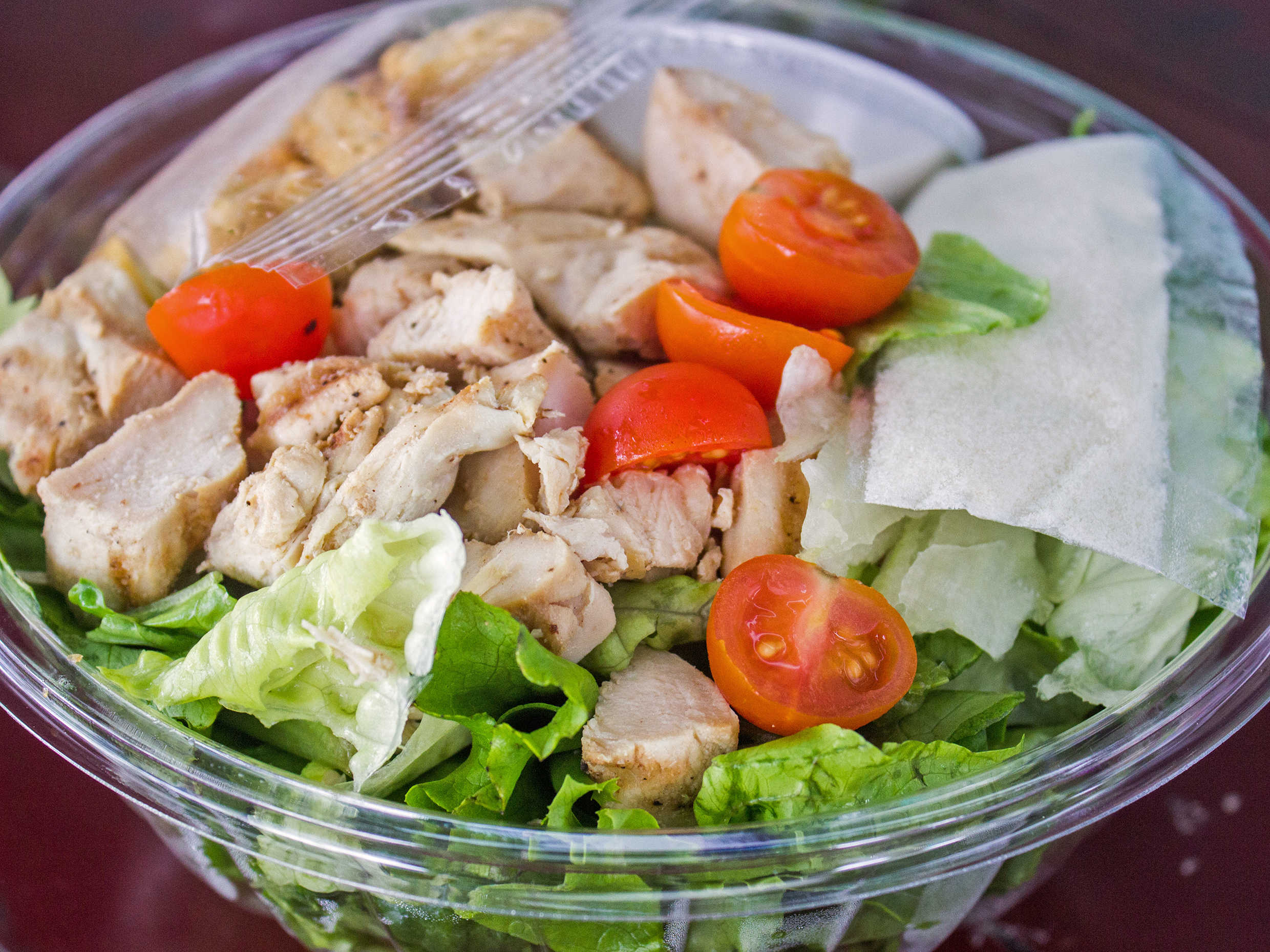 Ensalada César + Jugo de Naranja 500 ml