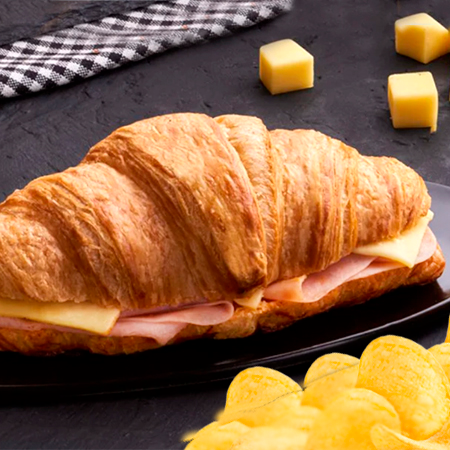Croissant queso jamón con papas chips