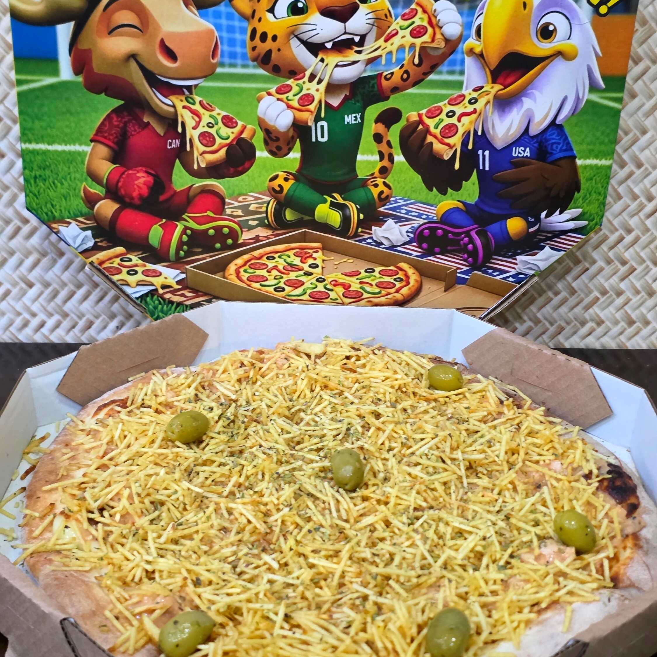Uma pizza grande e irresistível, feita com massa tradicional e cobertura sabor strogonoff de frango, perfeita para quem gosta de uma combinação cremosa e marcante.
