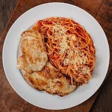 Delicioso filé de frango grelhado no ponto certo, macio e bem temperado, acompanhado de macarrão espaguete ao molho de tomates caseiro e saboroso. Uma combinação perfeita de leveza e sabor, com o toque especial da comida caseira que conquista!