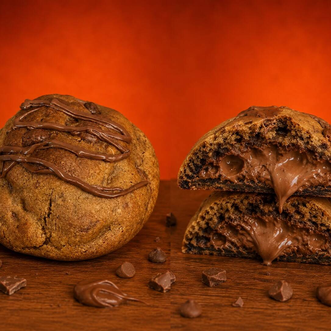 Massa de chocolate. Gotas de chocolate ao leite nobre. Recheio de Nutella.(aprox.70g)