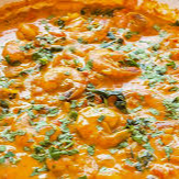 Arroz primavera acompanhado de camarões refogados com acelga,cenoura e pimentão ao molho curry.