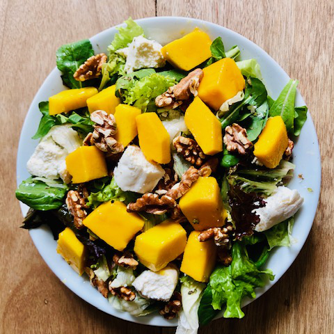 Mix de folhas, manga, queijo chancliche, nozes tostada.