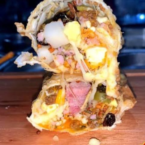 Frango, carne, presunto, linguiça, milho, ervilha, passas, ovo de codorna, tomate, cebola, cheiro verde, cheddar, requeijão, alho torrado e orégano.