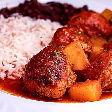 Albóndigas en Chipotladas