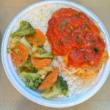 Marmita com delicioso filé de frango parmegiana (empanado na massa crocante coberto com molho de tomates e queijo) acompanhado de arroz branco e mix de legumes. Marmita indicada para 01 pessoa.